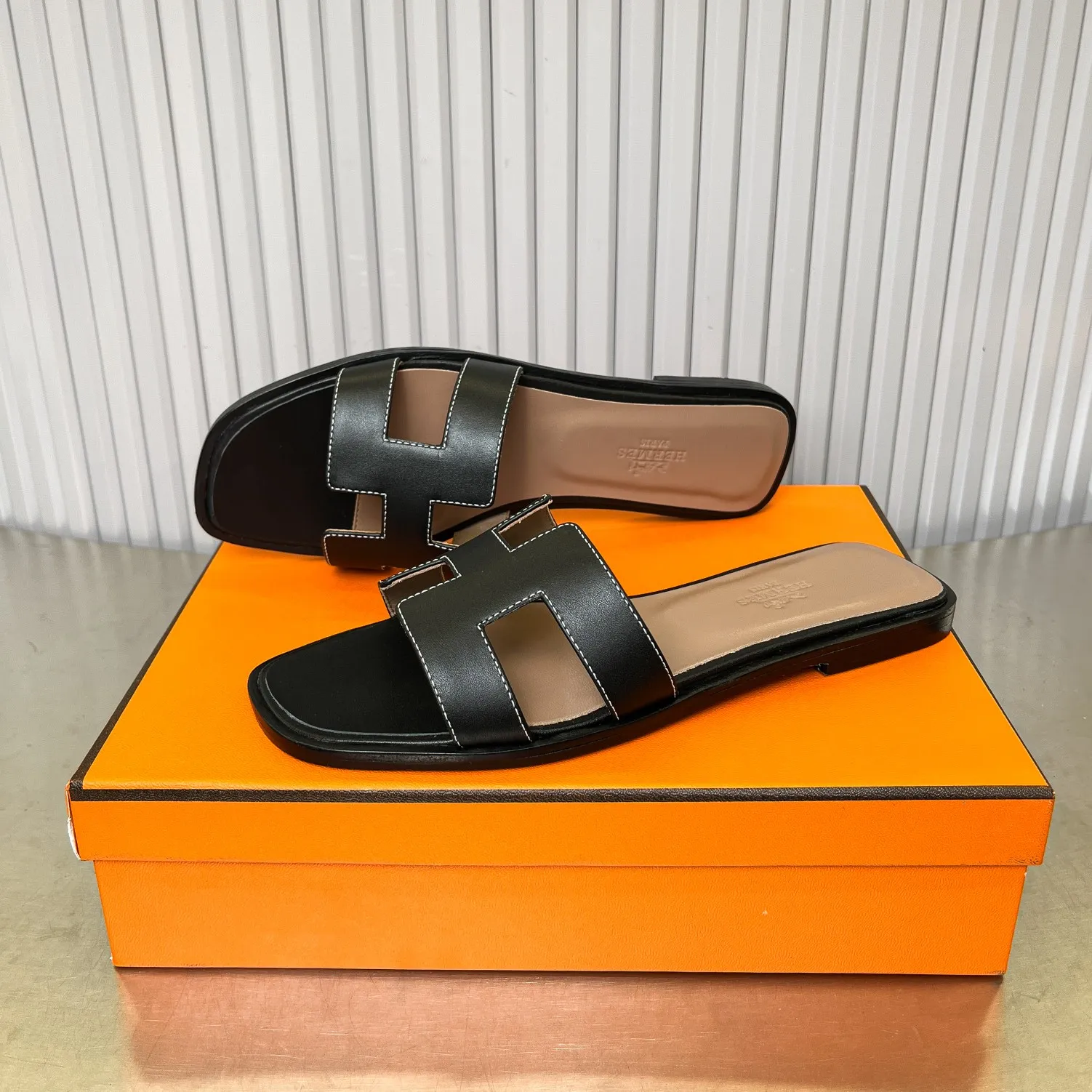 👟👟Ex-factory price 480👟👟 New style in early spring, splicing technology, new revision (Hermès), upgraded packaging, upgraded version and workmanship materials. Hermes®🔴The highest version of handmade shoes on the market ✨✨ Top product Hermès slippers🐎 —————————— The new model in early spring is the same as the original version, handmade by masters! ❥High-end customization, exclusive products, the highest version in the industry⚠❥Using: Hermers upper: Italian imported cowhide + original custom-grade Australian sheepskin feet + genuine leather outsole (pursuing top walking comfort) ✨~~〰〰〰〰❥ Packaging: ✔🚦Pay attention to the packaging➰Top-level exclusive box 〰The original top quality is on sale━━━━Hermes━━━━━ size: 35-40 (34.41.42 custom-made, non-refundable)